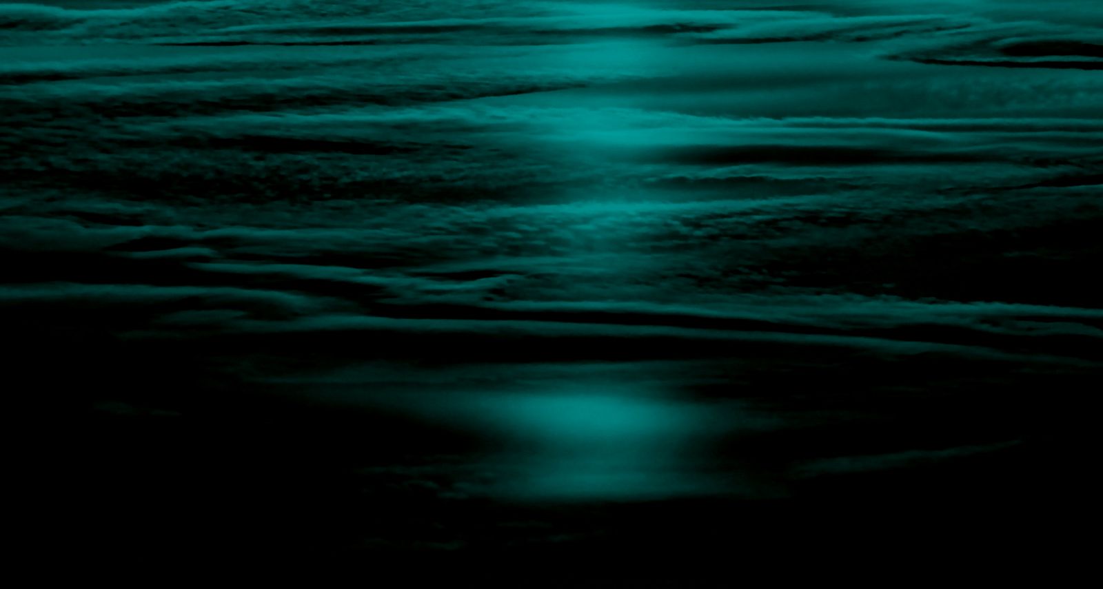 Superfície de água escura com reflexo azul
